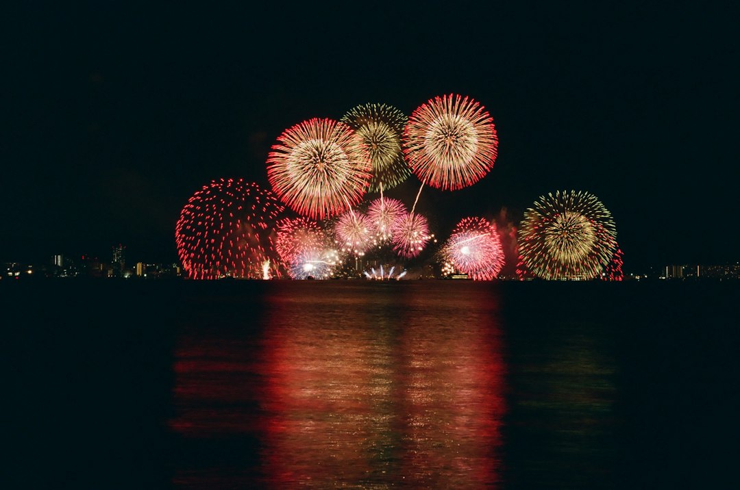 喪中に花火大会・夏祭りは行っていいか？盆踊り・お神輿の参加判断と初盆の注意点